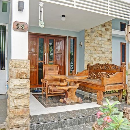 Oyo 90729 Sekar Guest House Jembel Exterior foto